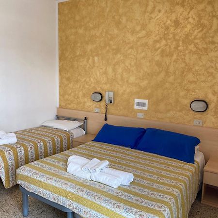 Hotel Loretta Римини Экстерьер фото