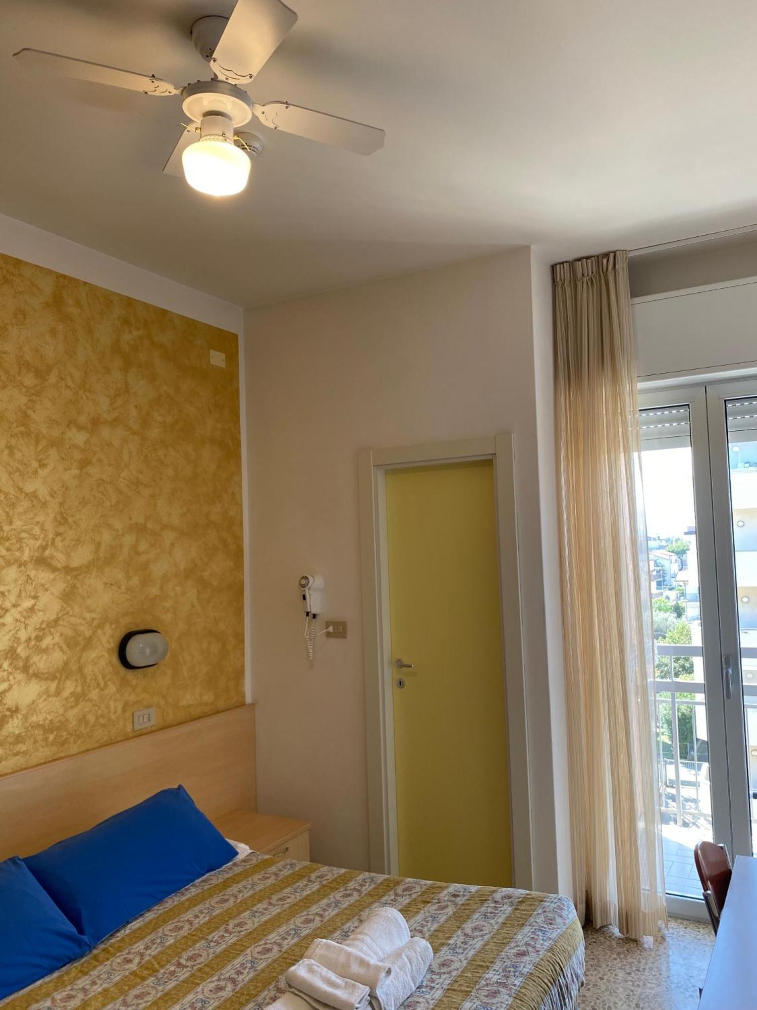 Hotel Loretta Римини Экстерьер фото
