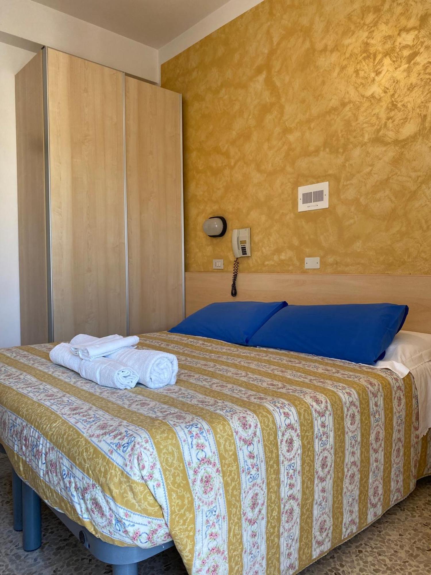 Hotel Loretta Римини Экстерьер фото