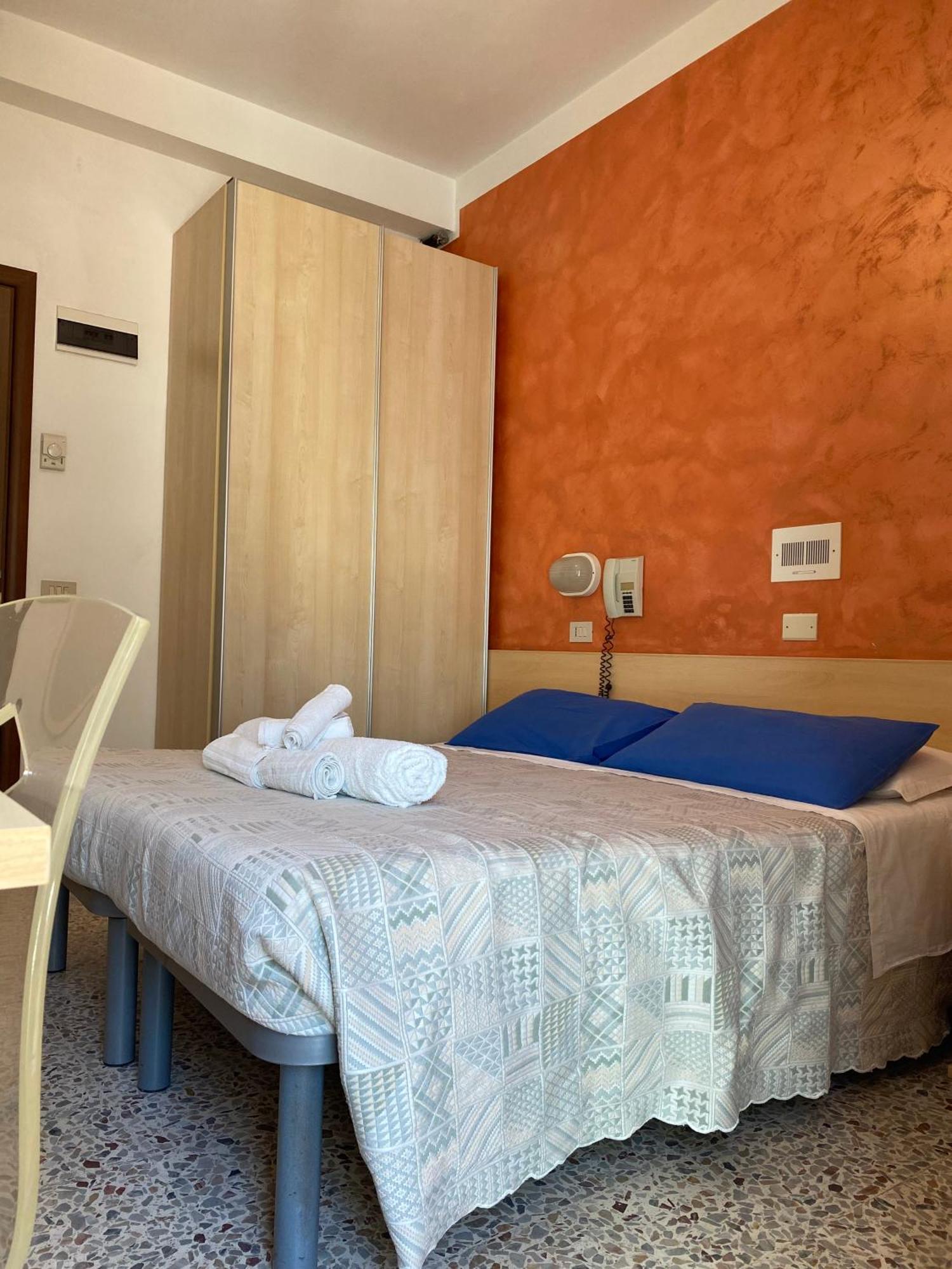 Hotel Loretta Римини Экстерьер фото