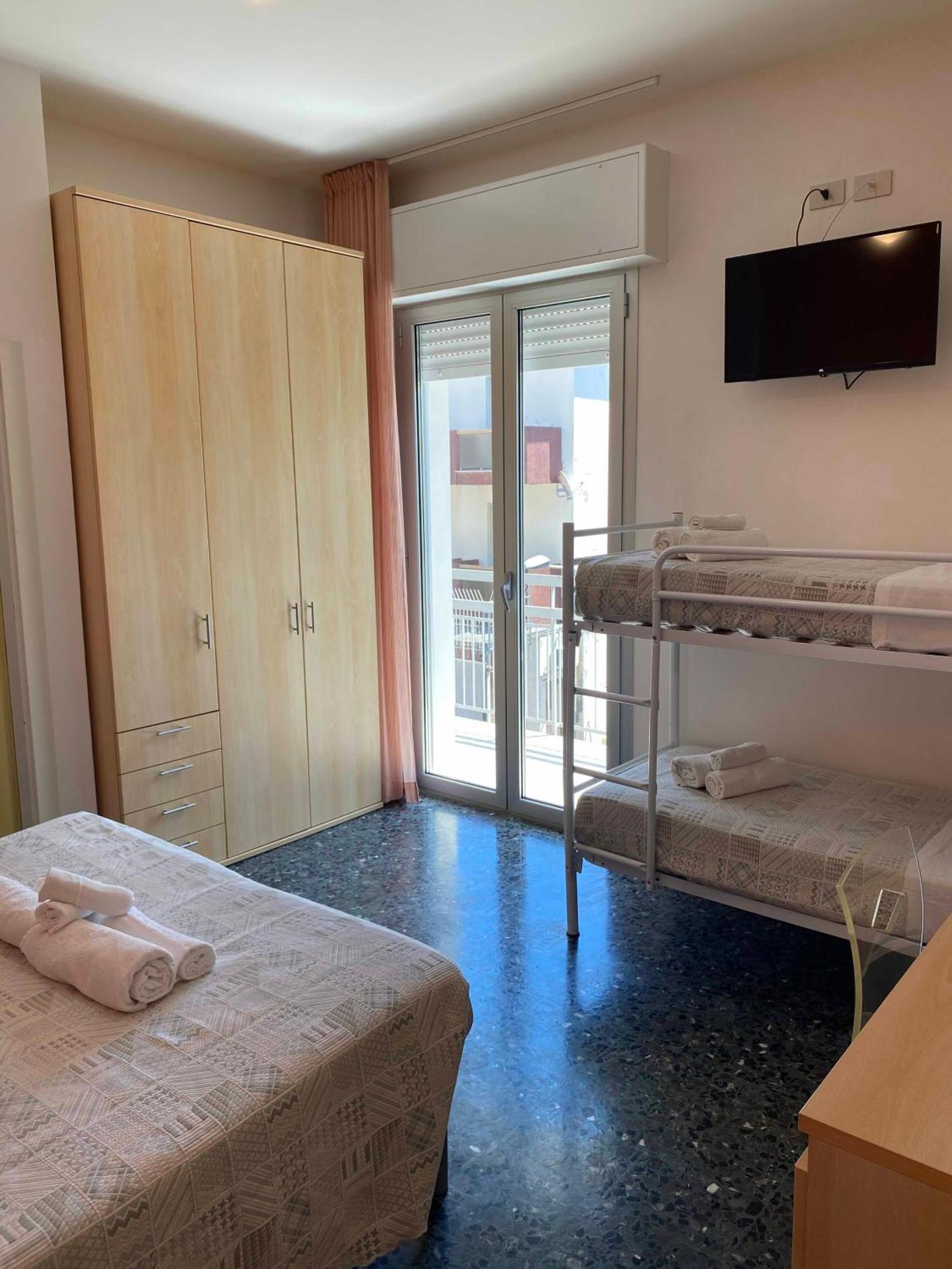 Hotel Loretta Римини Экстерьер фото