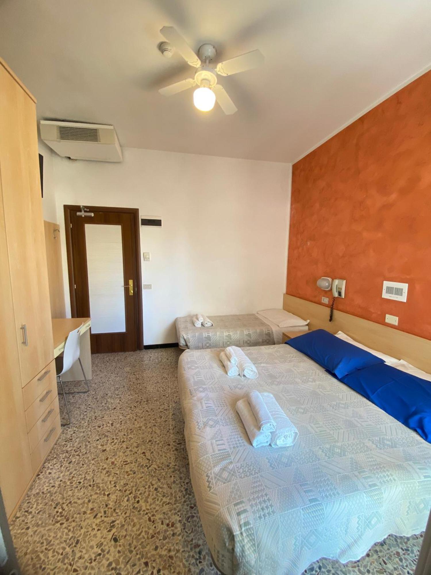 Hotel Loretta Римини Экстерьер фото