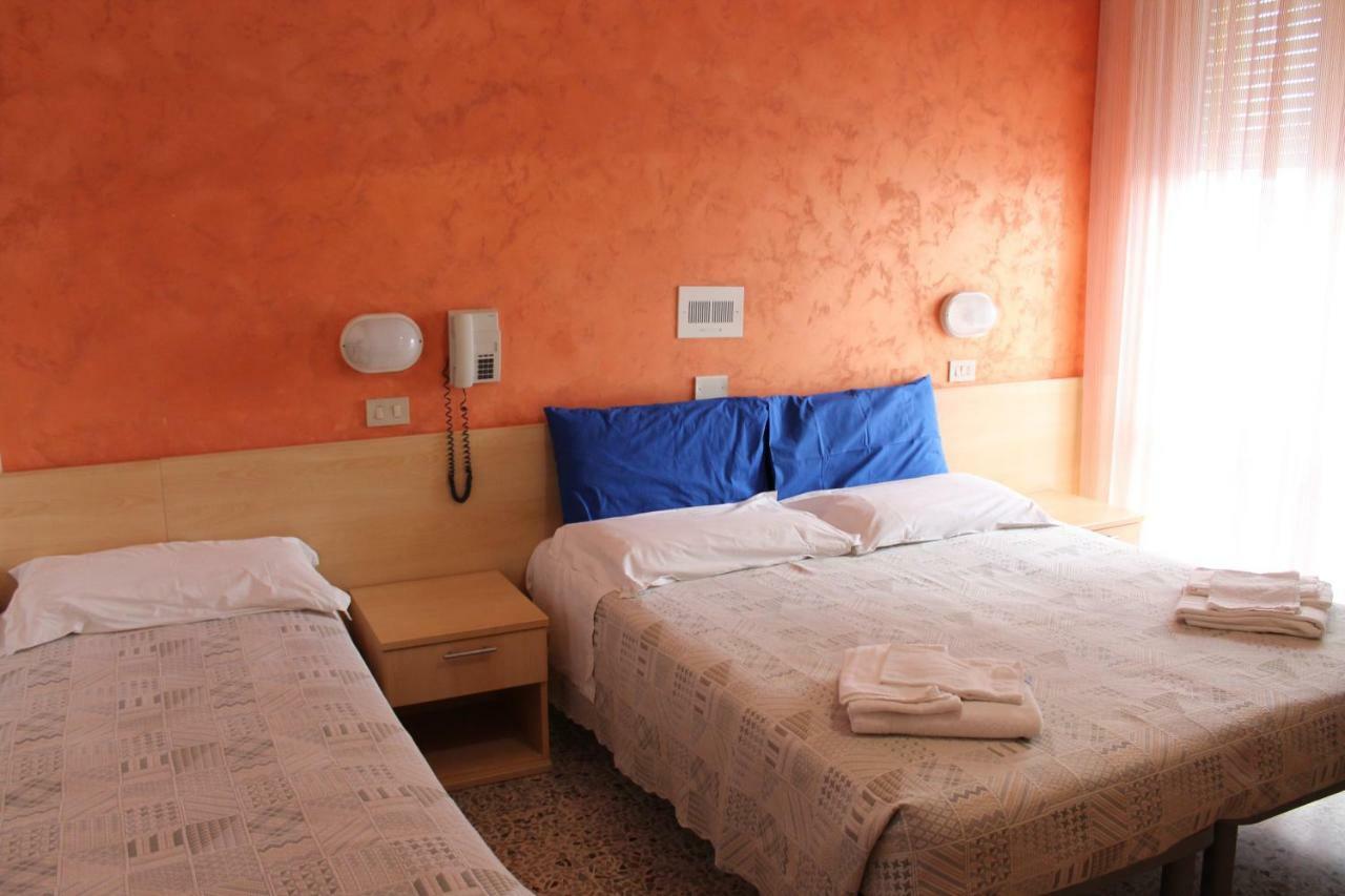 Hotel Loretta Римини Экстерьер фото