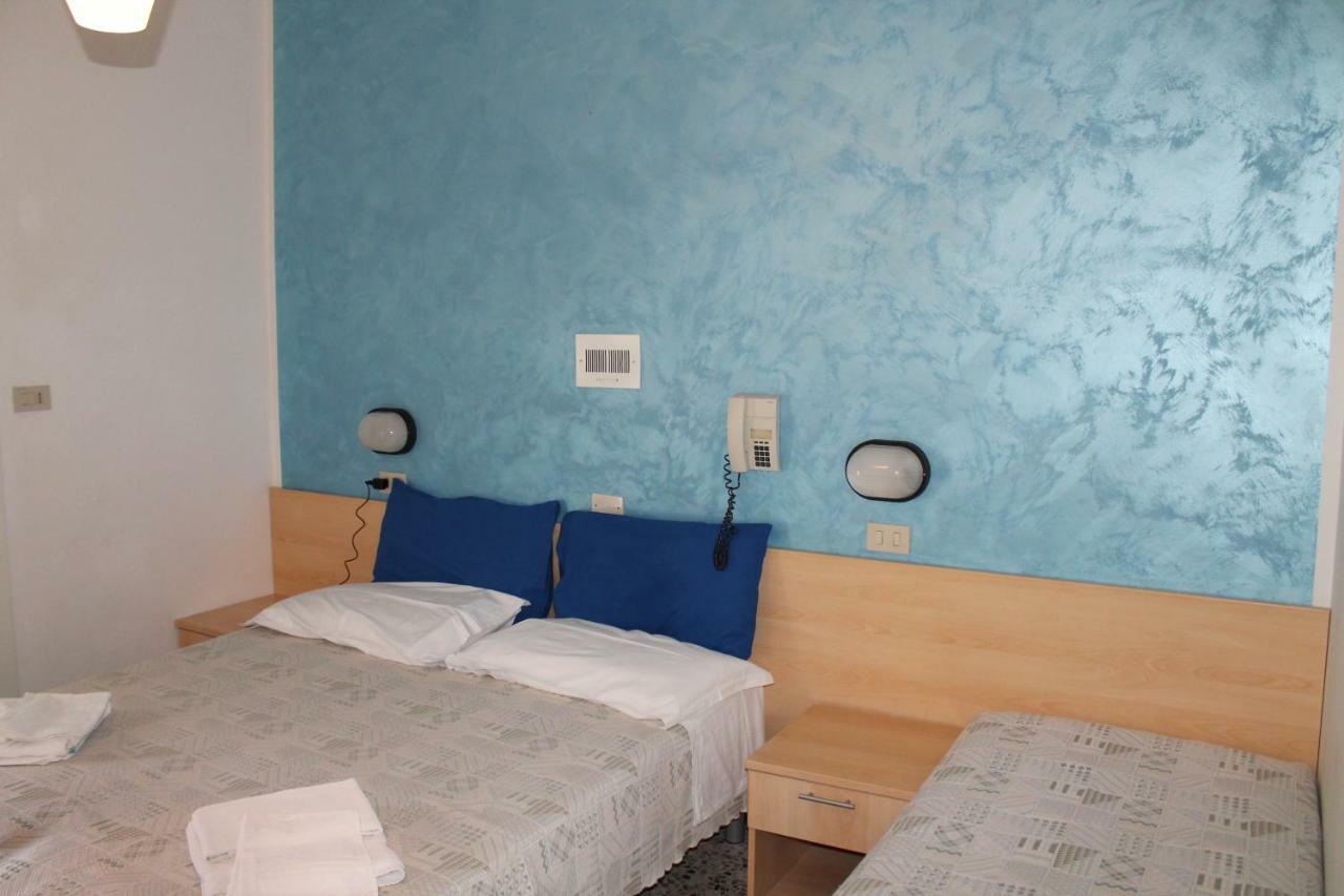Hotel Loretta Римини Экстерьер фото